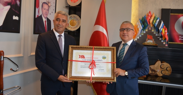 Vali Şimşek’e Altunhisar’dan fahri hemşehrilik beratı