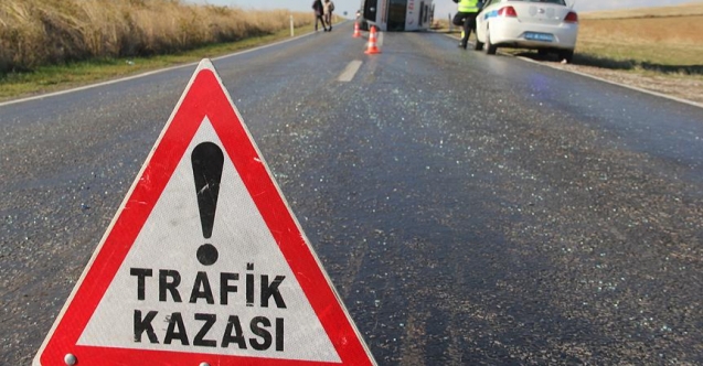Traktörle ile minibüs çarpıştı: 15 yaralı