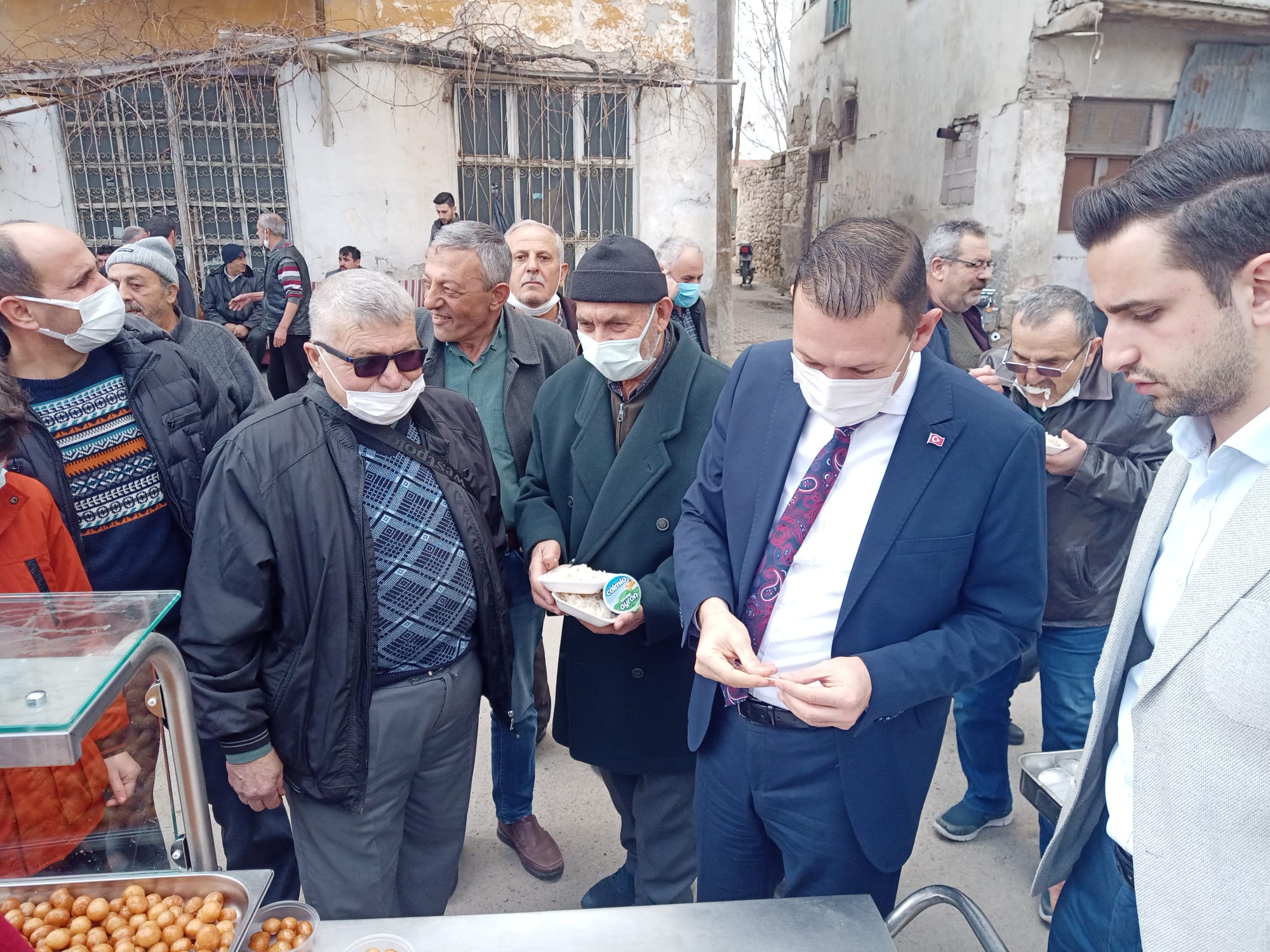 HAYIRSEVERLER LOKMA DAĞITTI