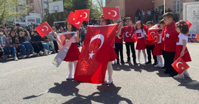 FAHRİ KİRT ORTAOKULU’NDAN 23 NİSAN PROGRAMI