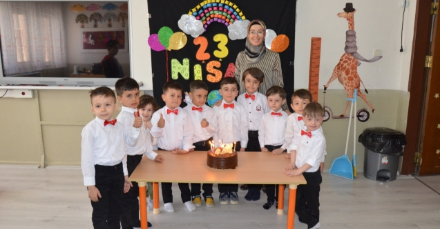 MİNİK ÖĞRENCİLERDEN PASTALI KUTLAMA