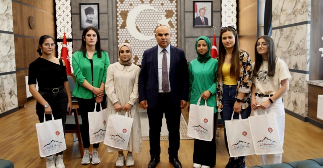 VALİ KOÇ BAŞARILI ÖĞRENCİLERİ AĞIRLADI