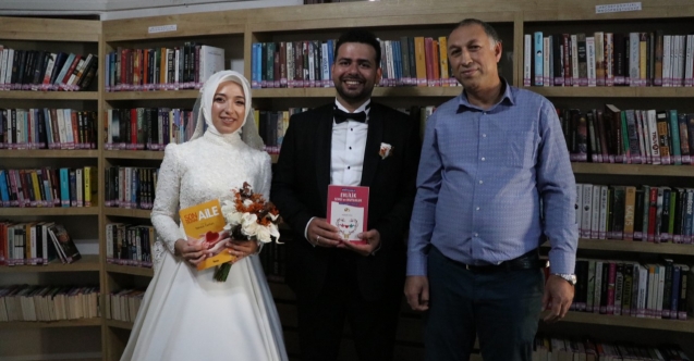 EN MUTLU KARELER KÜTÜPHANEDEN