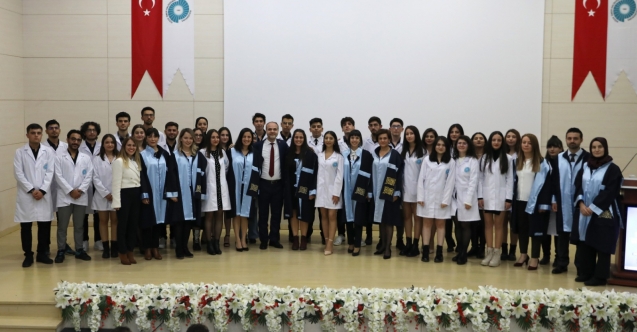 DİŞ HEKİMLİĞİ FAKÜLTESİ ÖĞRENCİLERİ BEYAZ ÖNLÜK GİYDİ