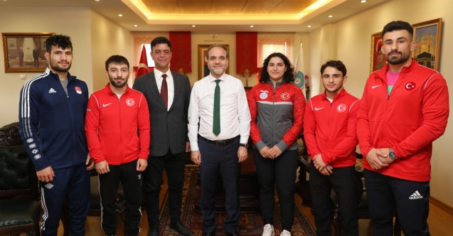 ŞAMPİYON SPORCULARDAN REKTÖR USLU’YA ZİYARET