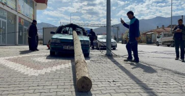 TIR’IN DEVİRDİĞİ DİREK, OTOMOBİLİN CAMINDAN GİRDİ