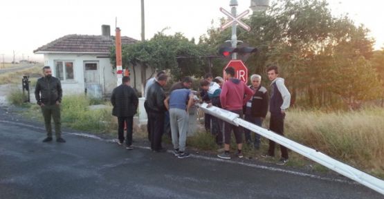 Hemzemin Geçit Bariyeri Bozuldu, Onlarca Araç Mahsur Kaldı