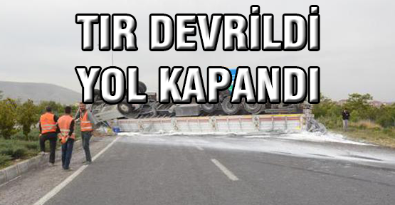 Kaşar Dolu Devrilen Tır Yolu Kapattı