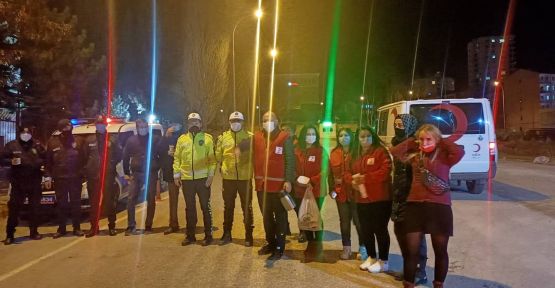 Kızılay’dan polislere çay ve börek ikramı
