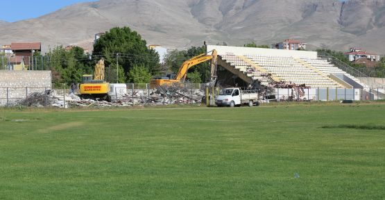 Niğde 5 Şubat şehir stadyumunun yıkımına başlandı