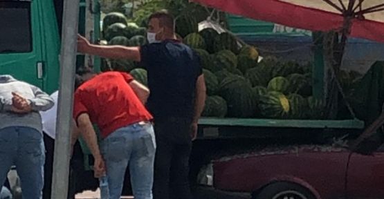 Otomobil karpuz sayan kamyonun altına girdi!