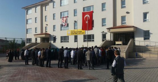 (ÖZEL HABER) Okulun İlk Gününde Şehitler Unutulmadı